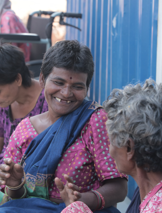 2 ladies talking and simling